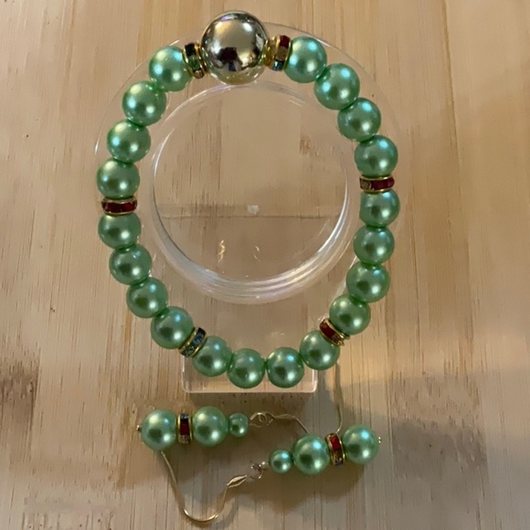Hand Crafted Elegant Green Pearl Jewelry Set Stretch Bracelet Pierced Earrings - Picture 1 of 7